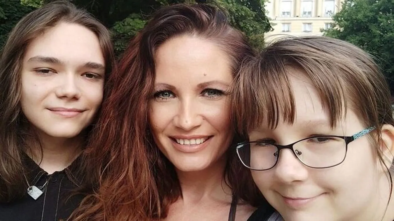  Rea két autista gyermek édesanyjaként segít másokon