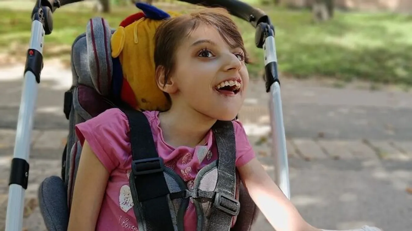 Orvoshoz kellett vinni a kisfejűséggel küzdő Karolát