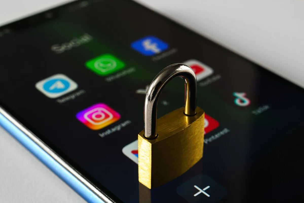 Digitális detox Uzbekistan,,Tashkent,-,January,27,,2024:,A,Padlock,Lying,On