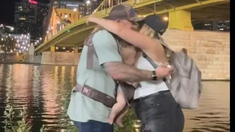 A baba feje összenyomódott a szerető ölelésben