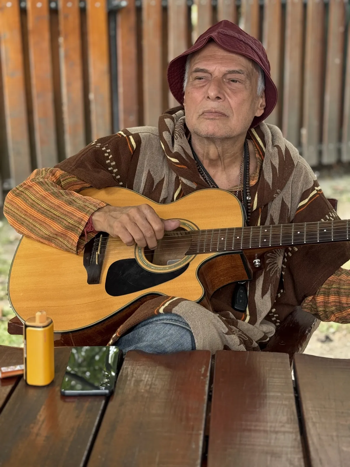 Laár András gitározik