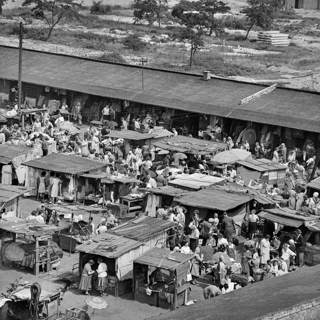 Annyira népszerű volt régen a bolhapiac, hogy szinte lépni sem lehetett a hatalmas tömegtől. Budapest, Ecseri úti piac 1964.