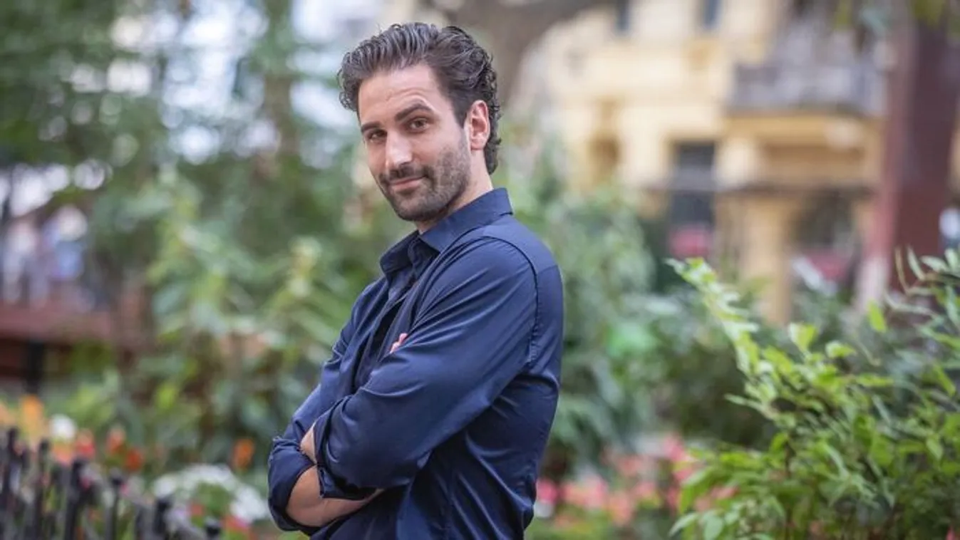 Túlhordja a babát a felesége? A vérhold segítségében bízott Pesák Ádám