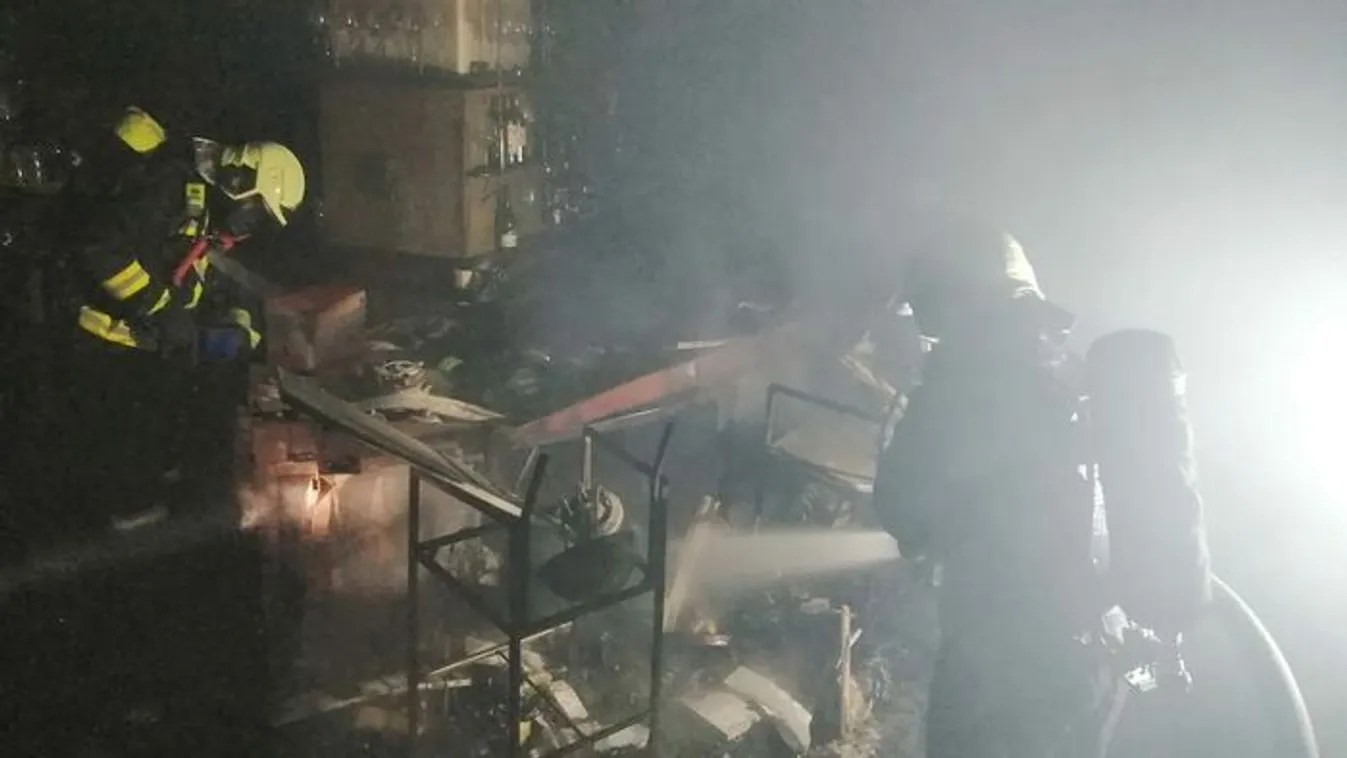 Pusztító tűz tombolt: Lángolt a Déryné étterem