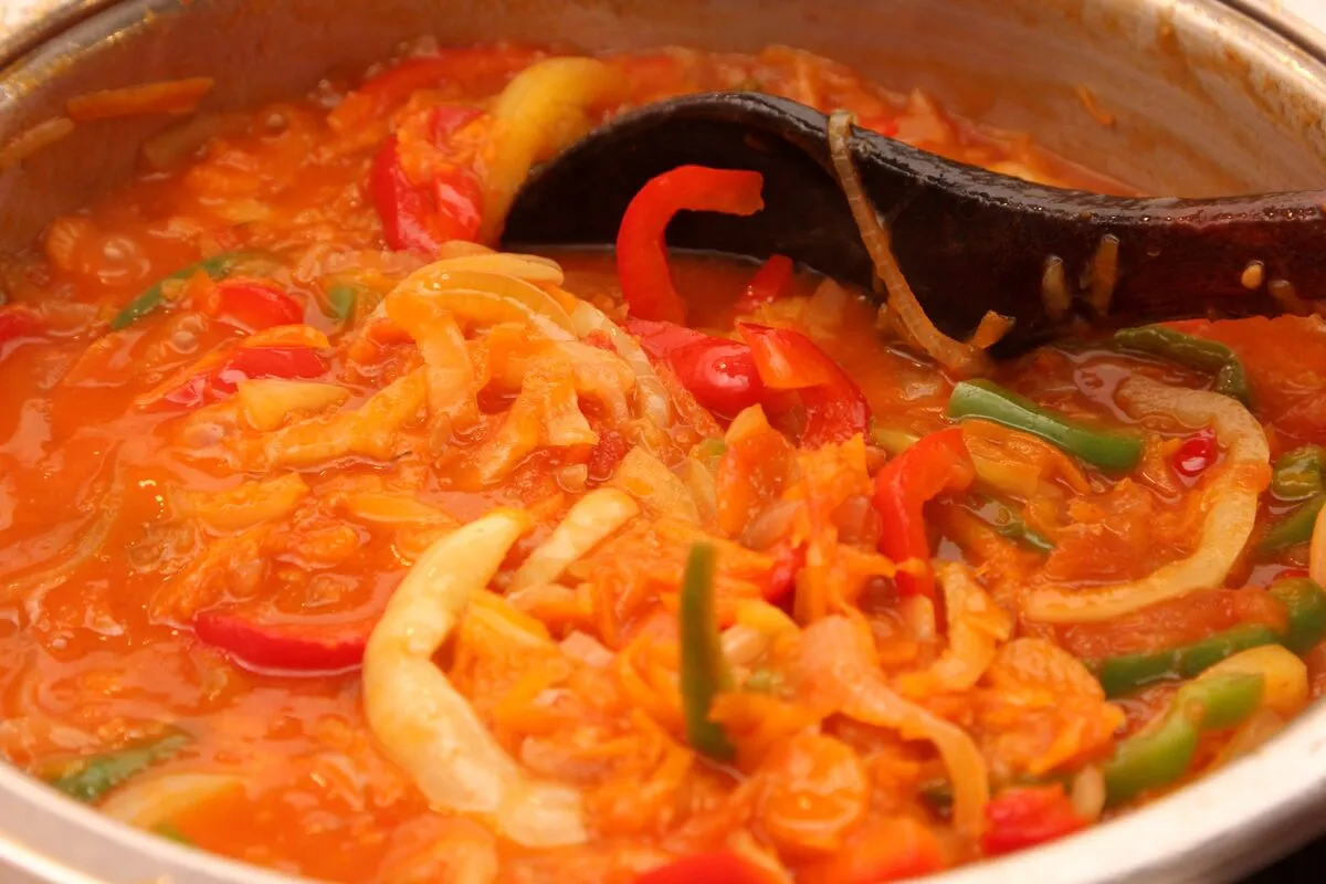 Finom őszi fogás a káposztás lecsó.