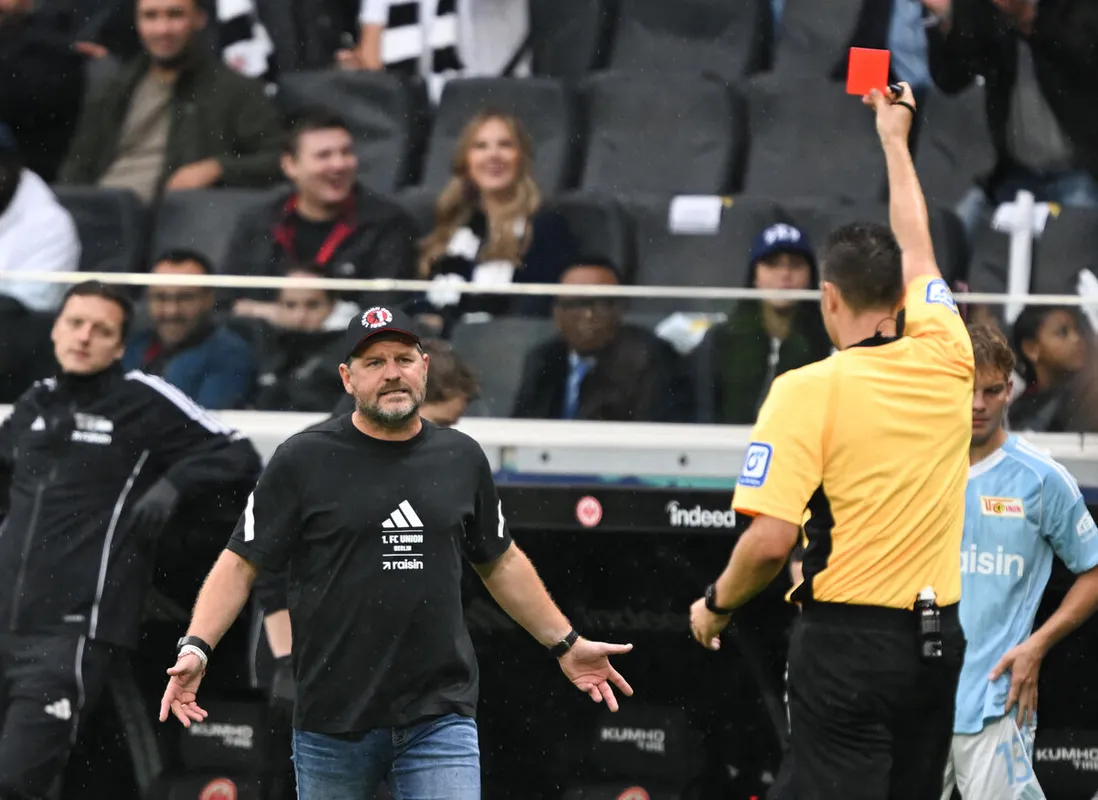 Schäfer András edzője piros lapot kapott, de Steffen Baumgartot nem a legdurvább tettéért állította ki a bíró