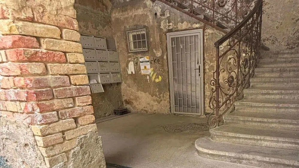 20250806_Leonardo_utca_drogos_haz-TUM_018, lépcsőház, beázás, társasház,