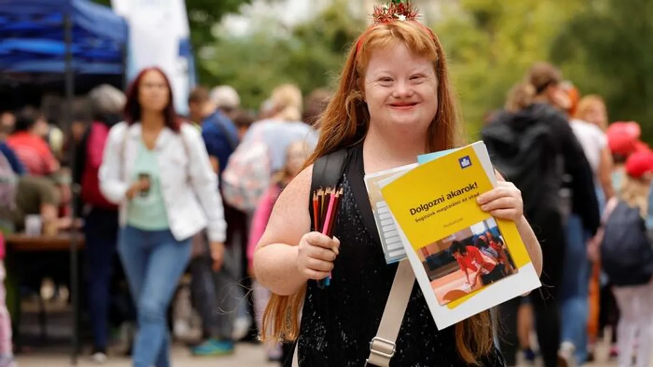 Varázsceruzával alkothatnak a sérült emberek