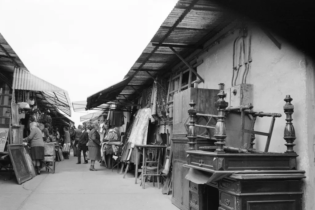 Anik bútorok sorakoznak egymás mellett az Ecserin Budapest, Ecseri úti piac 1980.