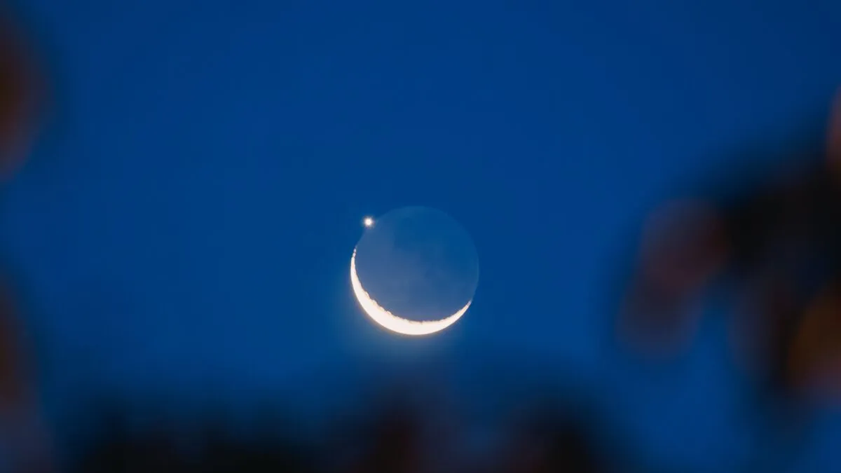 A Hold-Vénusz együttállás péntek hajnalban, a napfelkelte előtt lesz látható.