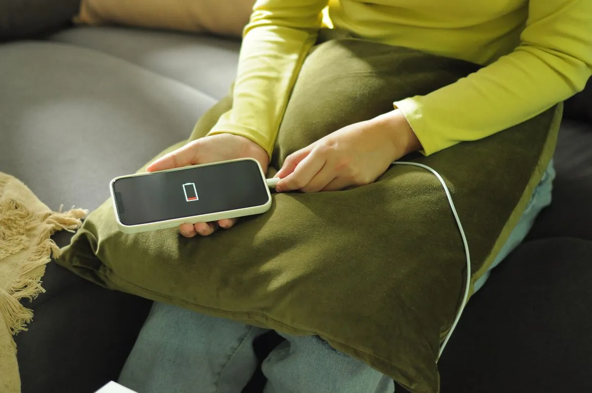 Zavar Woman,Hands,Charging,Mobile,Phone,Battery,With,Low,Battery.,Plugging