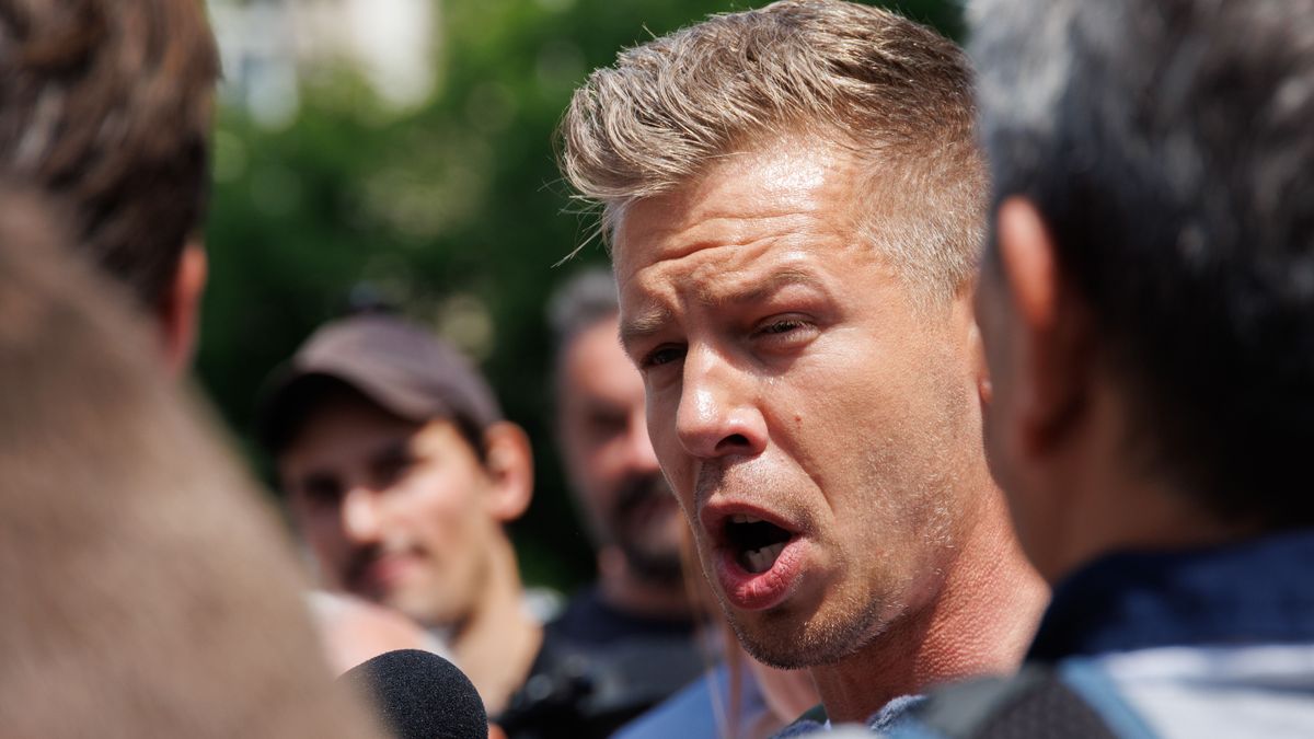 Magyar Péter Egymillió lépés a békéért és a nemzeti összefogásért elnevezésű országjárása