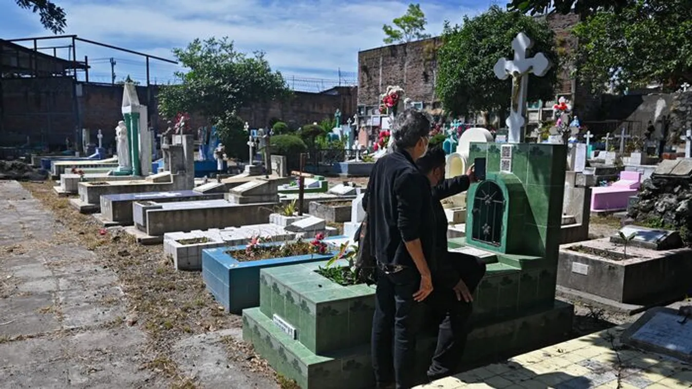 Furcsa jelek a sírokon: csalókhoz kerülhet az elhunyt emléke