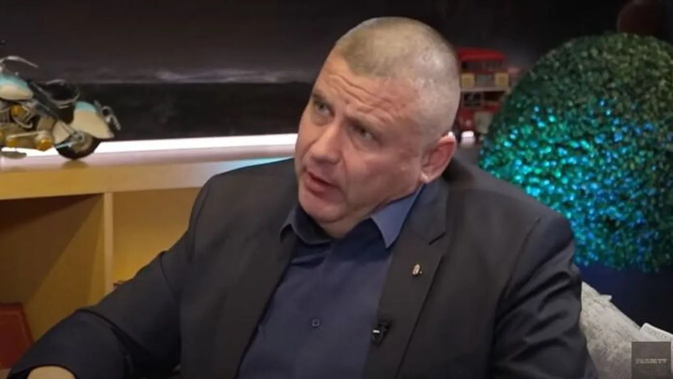 Toka tábornok nyilvános rendezvényen nem viselhet fegyvert!