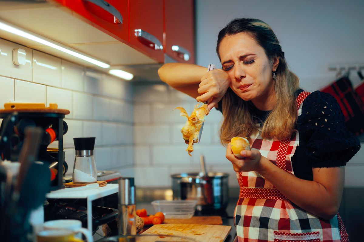 Trükk Woman,Crying,While,Chopping,The,Onion,In,The,Kitchen.,Unhappy