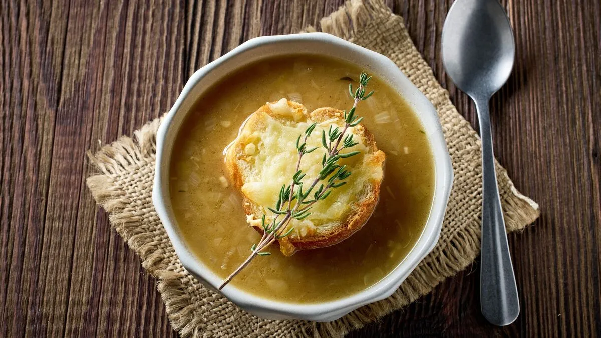 leves Bowl,Of,French,Onion,Soup,With,Cheese,Toasts,And,Thyme