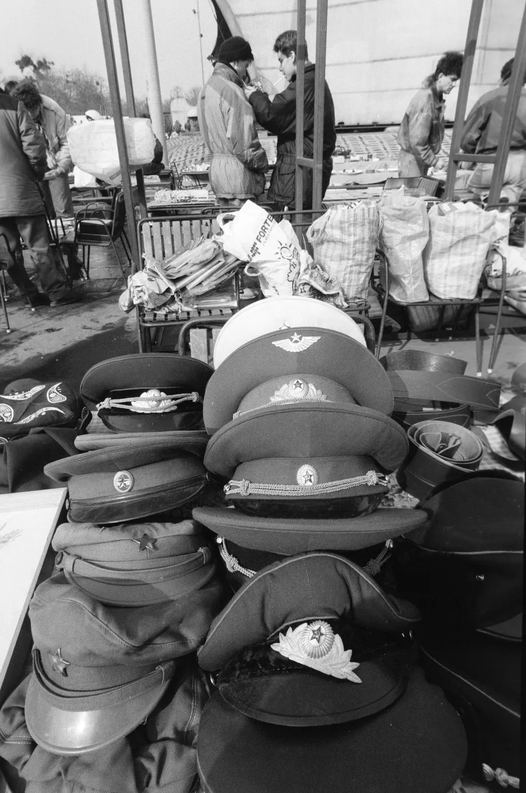 A rendszerváltás után megjelentek a bolhapiacokon a tányérsapkák is Budapest, Petőfi Csarnok 1990.