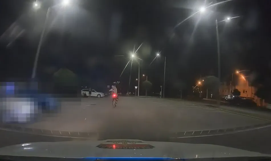 Táncolt a robogóján