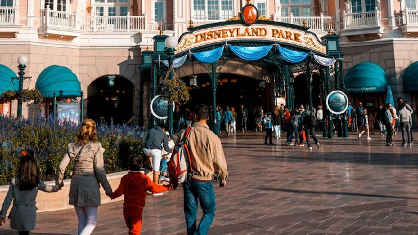 Laza anya: Iskola helyett Disneylandbe járnak a gyerekei