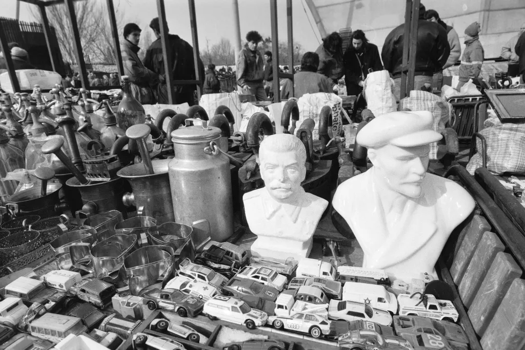 okak számára különleges varázsa van a bolhapiacoknak. Ha valaki elég szemfüles, akkor a böngészés közben valódi kincsekre lelhet Fotó: Fortepan