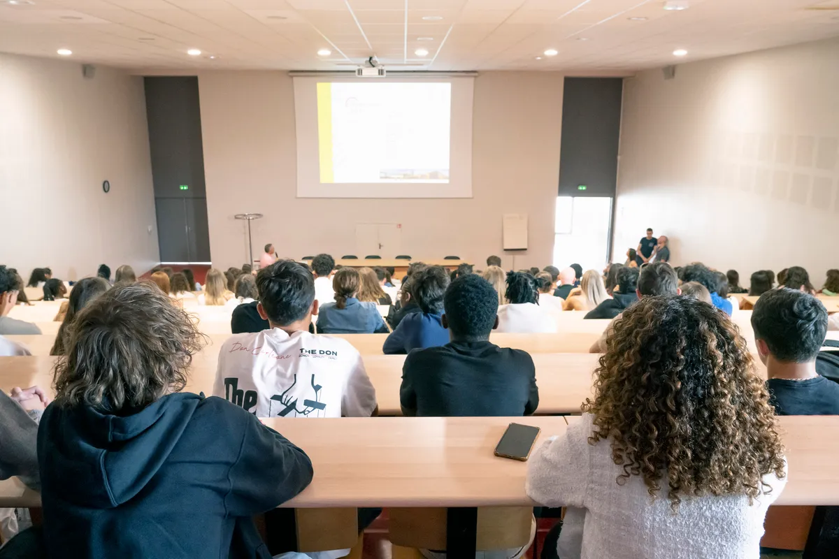 60 éves középiskolai tanár vette feleségül volt diákját
