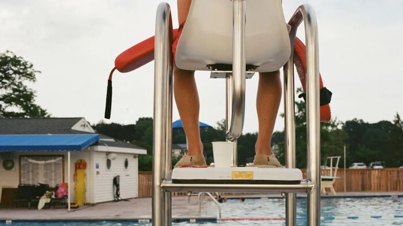 Úszómesterek mellett fulladt meg a kétéves kislány