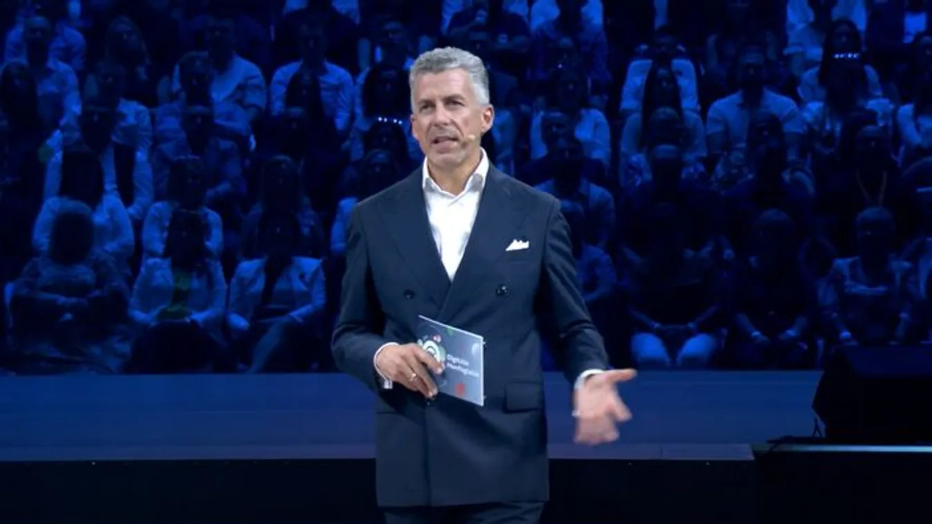 Felcsendült a Papp László Sportarénában a Nélküled