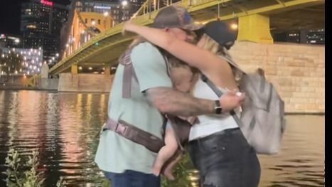 A baba feje összenyomódott a szerető ölelésben