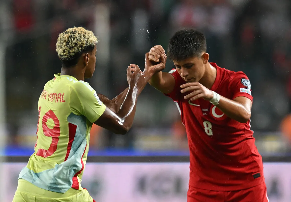 Szoboszlai után Yamal (balra) is kihozta a sodrából a törökök hepciáskodó sztárját, Arda Gülert