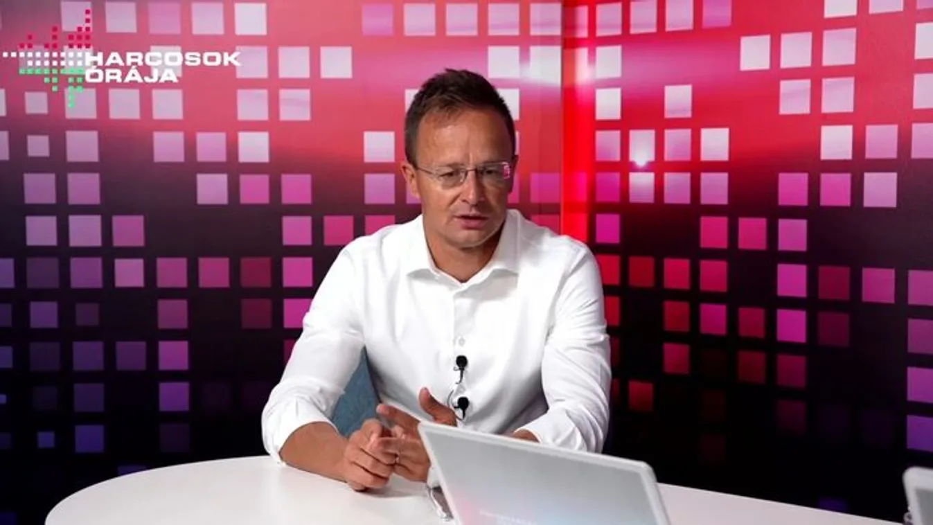 Szijjártó: Nem változtatunk a migránspolitikánkon!