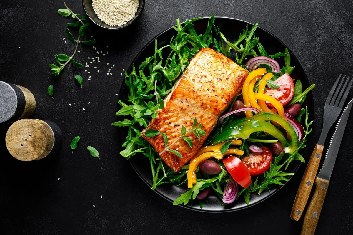 Salmon,Fillet,Grilled,And,Fresh,Vegetable,Green,Salad,Of,Arugula