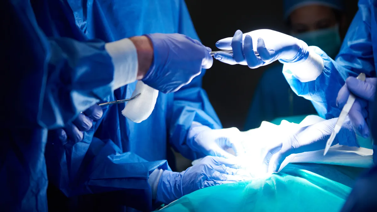 bébimonitor, Surgeons passing scissors to each other