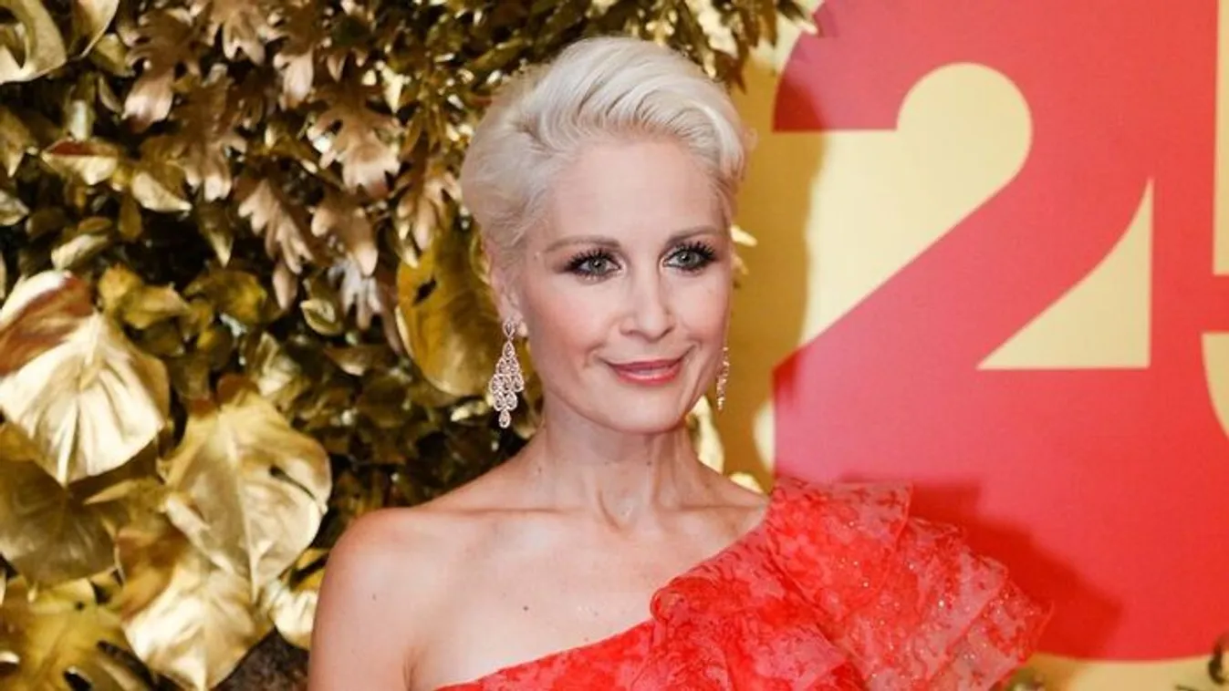 Csak egy köntös takarja Orosz Barbit, ágyból posztolt