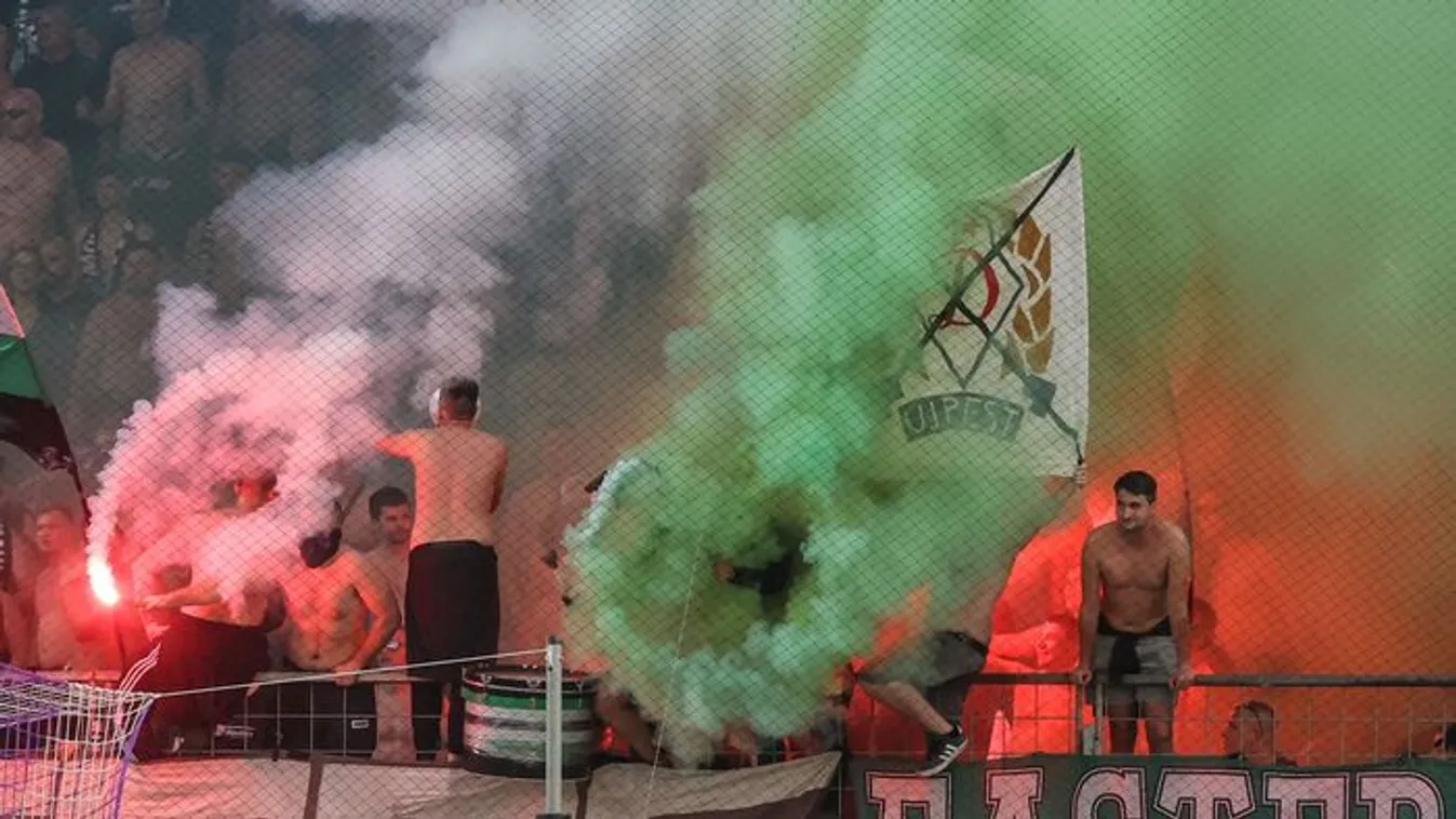Káosz volt az Újpest-Fradin, robbant a petárda, váratlan döntést hozott a bíró