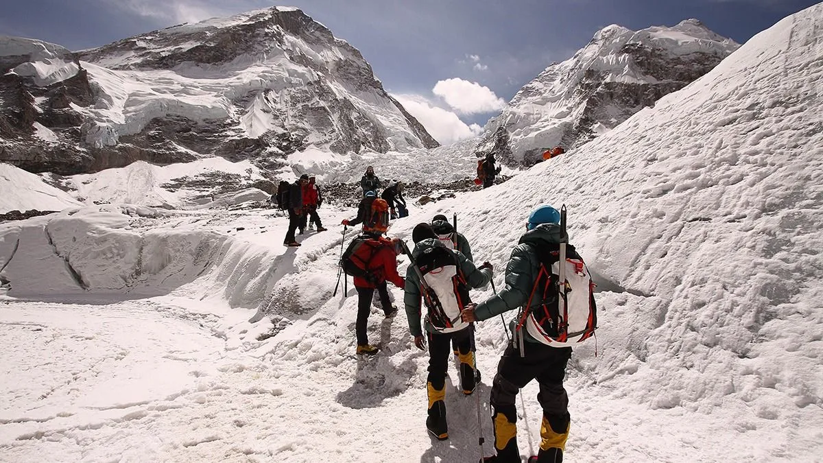 Több tonna hulladék gyűlt össze a Mount Everesten