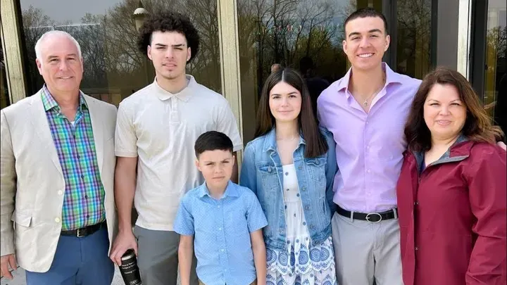 a legidősebb fiú gyámságot vállat fiatalabb testvérei felett