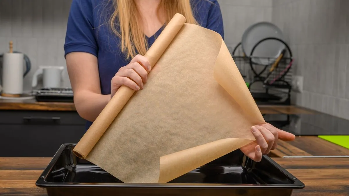 Sütőpapír trükk A,Woman,Holds,A,Roll,Of,Brown,Baking,Paper,In