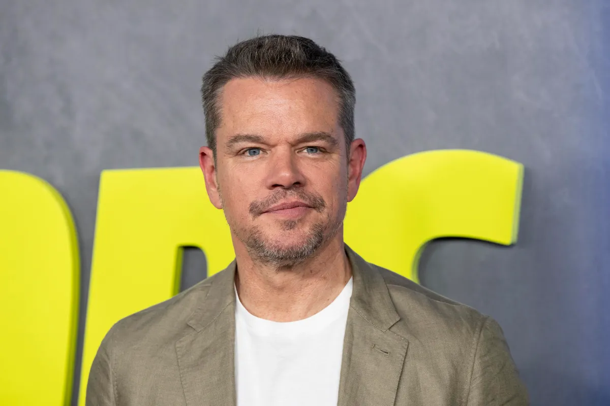 Matt Damon nagy állatbarát, ezért kutyusokat simogatot az interjú közben