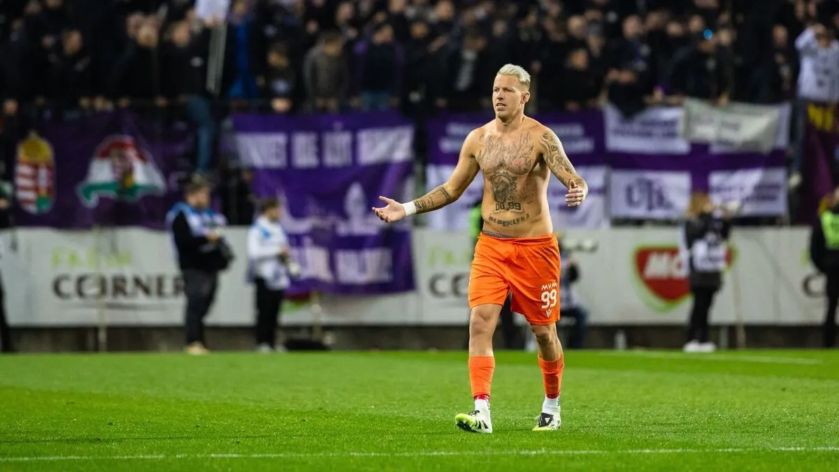 Gróf Dávidot egy hazai labdaszedő szándékos fellökése miatt a 96 percben kiállították az Újpest-Fradi derbin