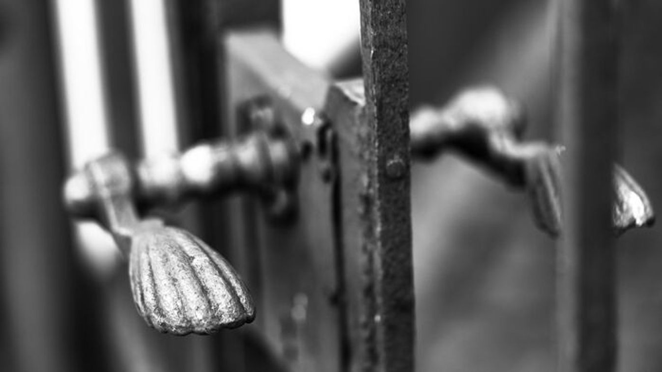 Sokkot kapott a fiú: borzasztó titokra bukkant édesanyja házában