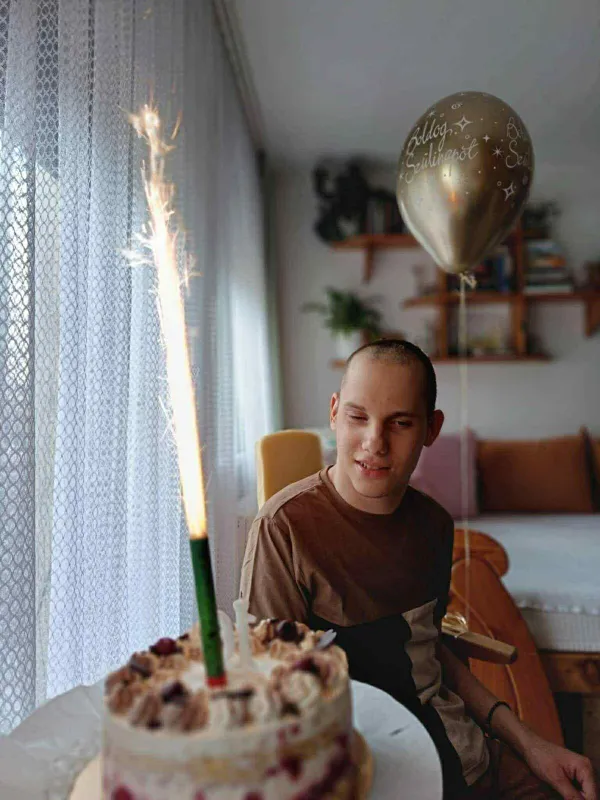 A halmozottan sérült Máté édesanyja műtétre gyűjt, hogy fia önálóbb életet élhessen.