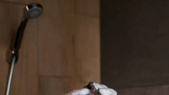 Figyelmeztetnek az orvosok: ez a mindennapi tevékenység okozhatja a hajhullást