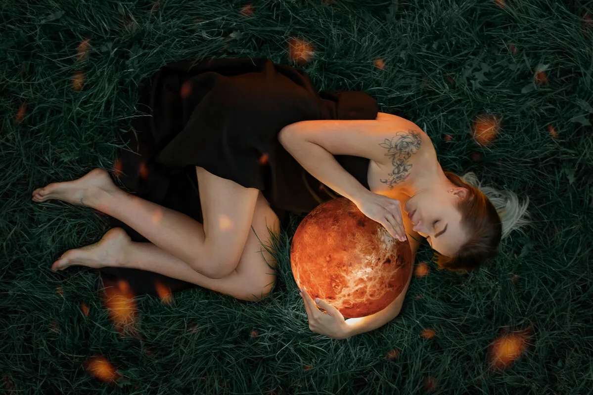 Vénusz a szerelem bolygója Beautiful,Attractive,Girl,In,A,Black,Dress,Embraces,The,Planet