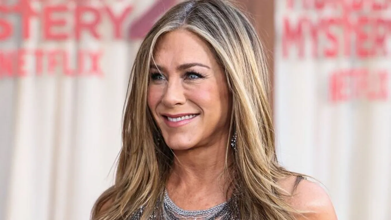 Jennifer Aniston minden évben virágot kap Adam Sandlertől