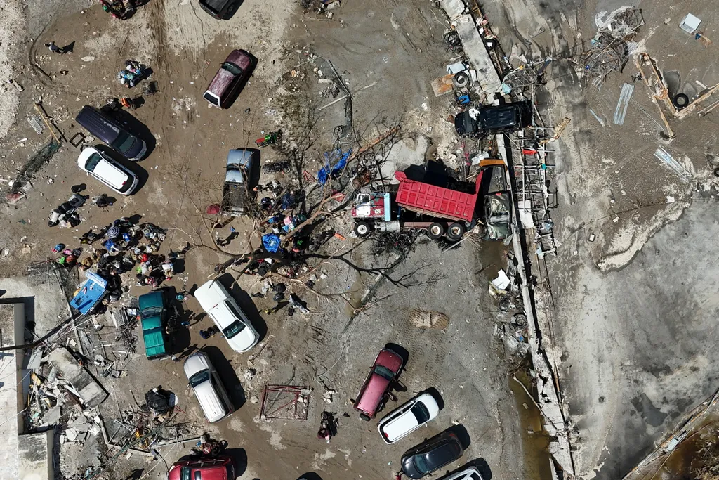 Black River, 2025. október 30.
Oldalára fordult teherautó elsodródott autók és törmelékek között a Melissa hurrikán elvonulása után a jamaicai Black Riverben 2025. október 30-án.
MTI/AP/Matias Delacroix