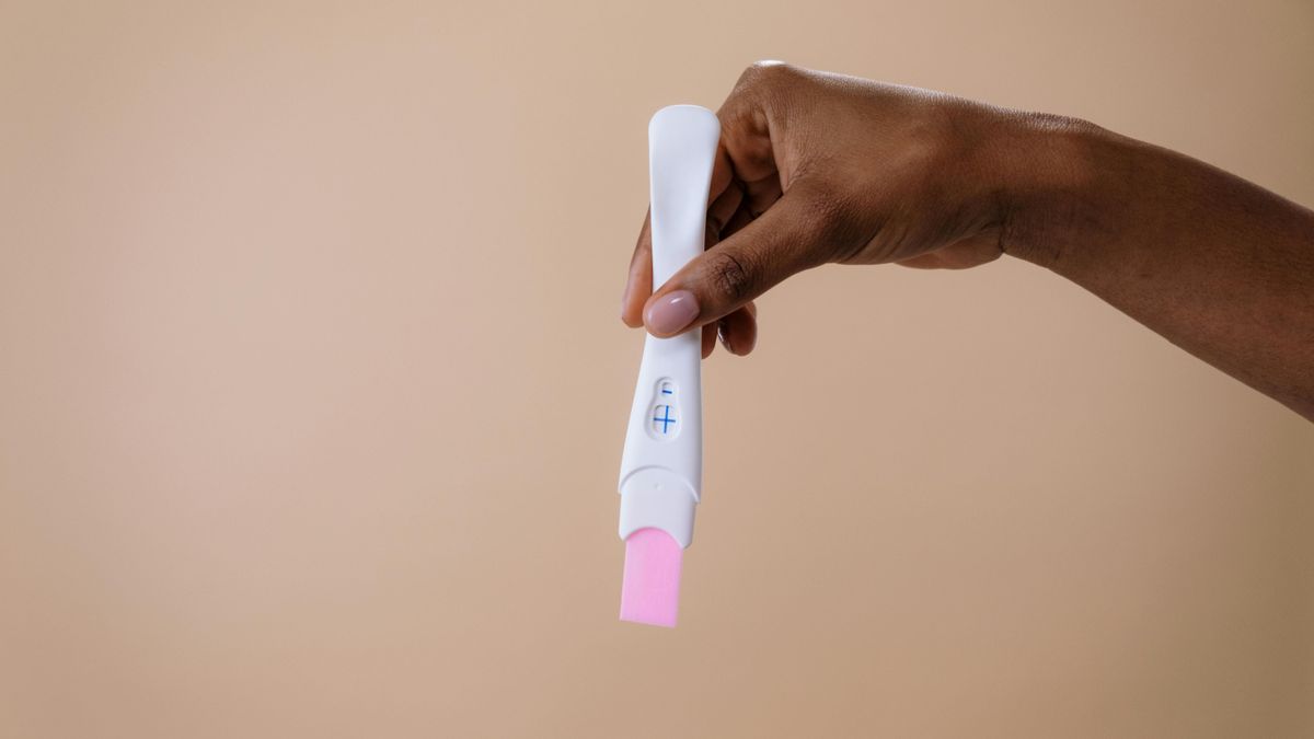 Pozitív terhességi tesztet szerkesztett.