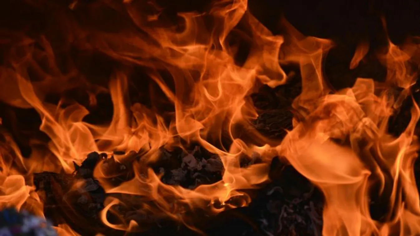 Teljes útzár lépett életbe: tűz ütött ki az M1-es autópályán