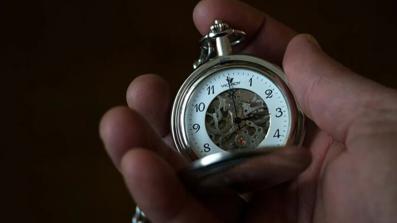 Elege lett, hogy folyton késik barátja, tervet eszelt ki