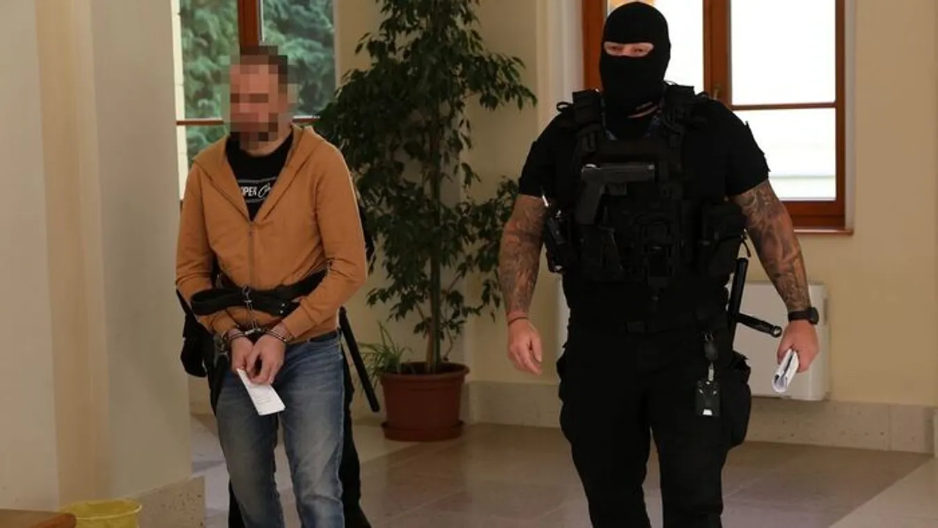 Kétéves kisfia holtteste mellett evett pizzát a gyilkos apa