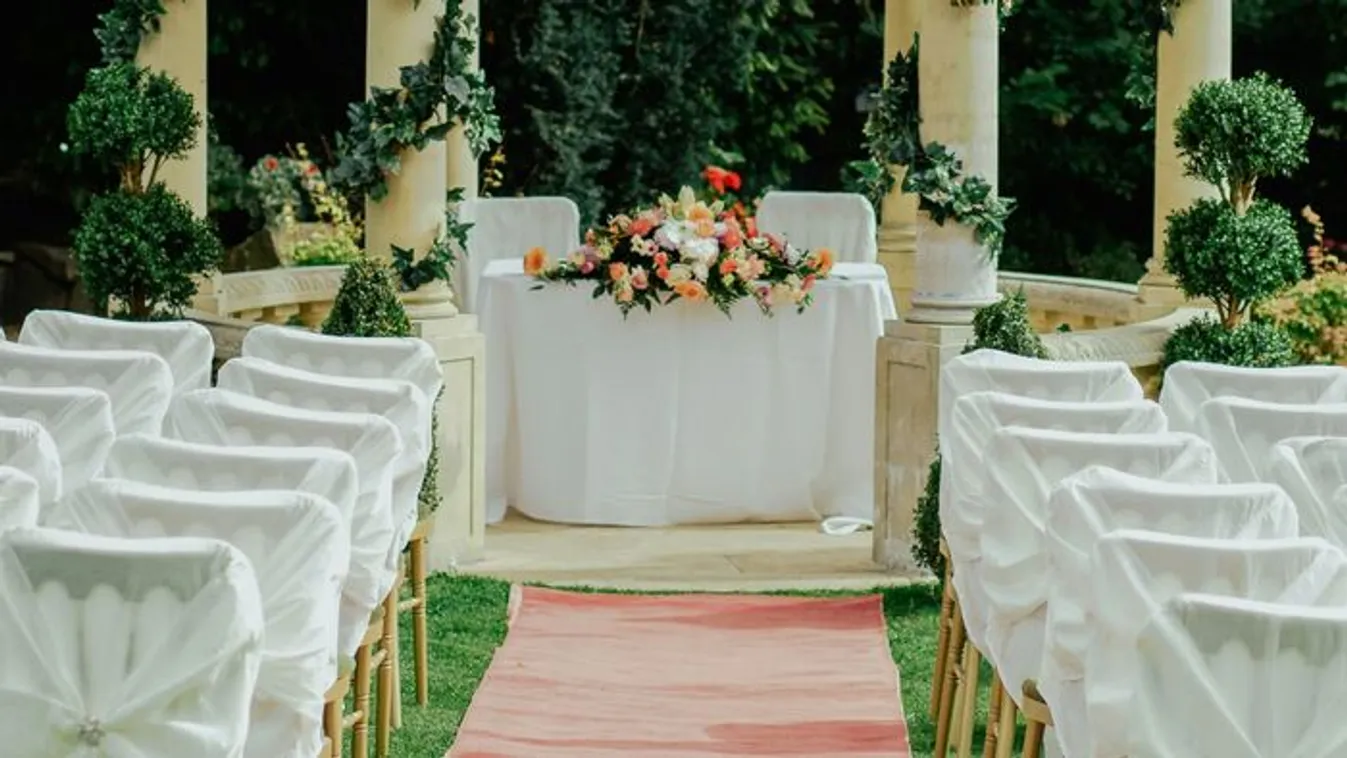 Költségcsökkentés miatt kizárta barátját az esküvőről